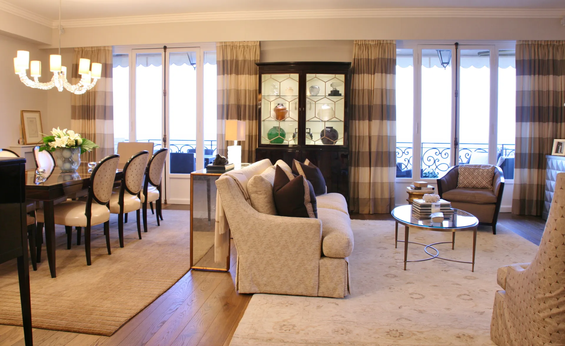 Place du Palais — Salon and dining room filled with Mediterranean light