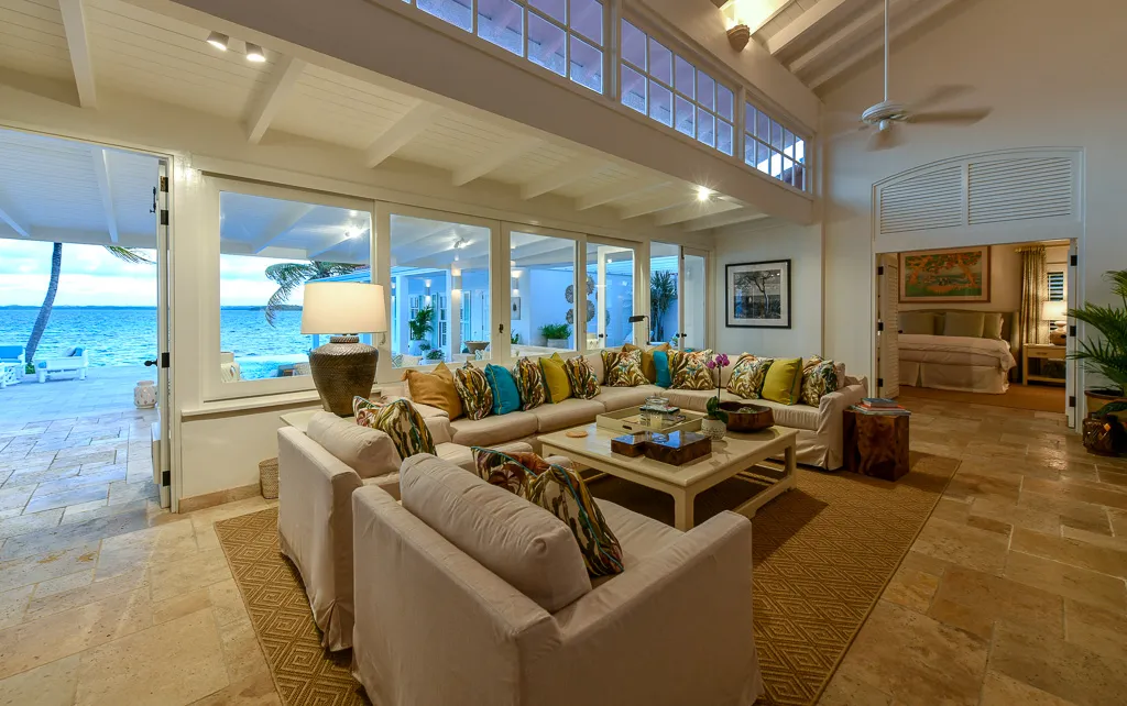 Tortuga — Living room open to the ocean
