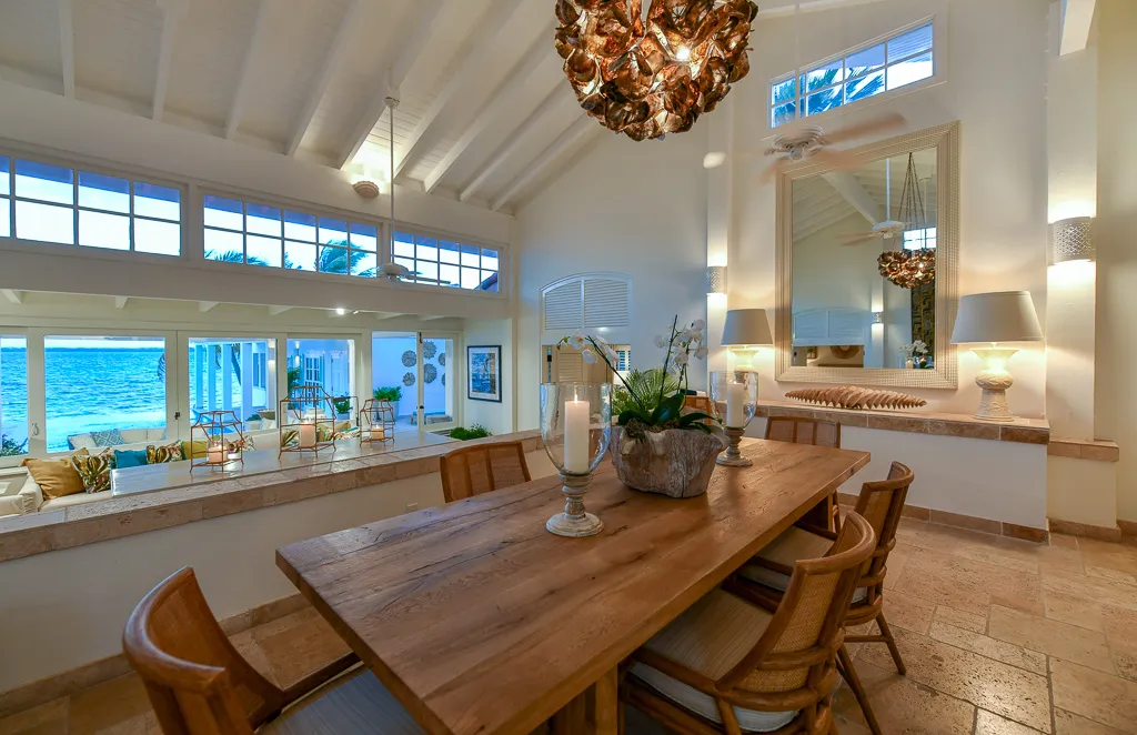 Tortuga — Dining room with ocean views