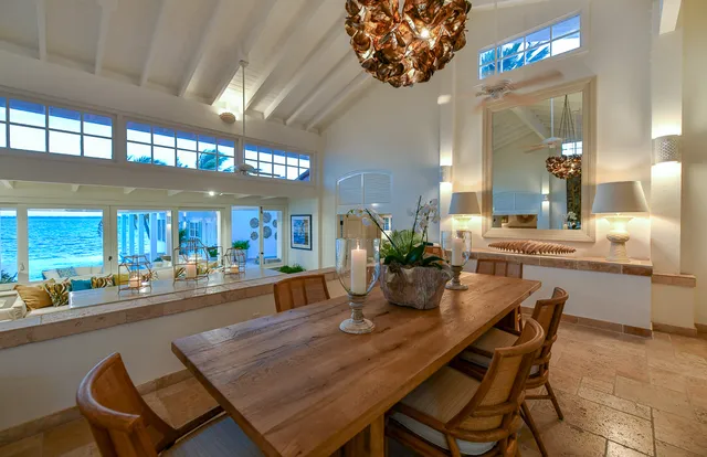 Tortuga — Dining room with ocean views