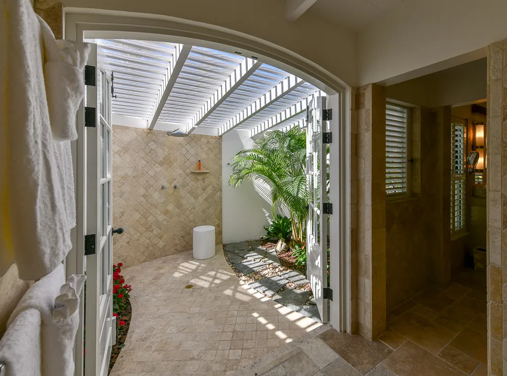 Tortuga — Open-air garden bath