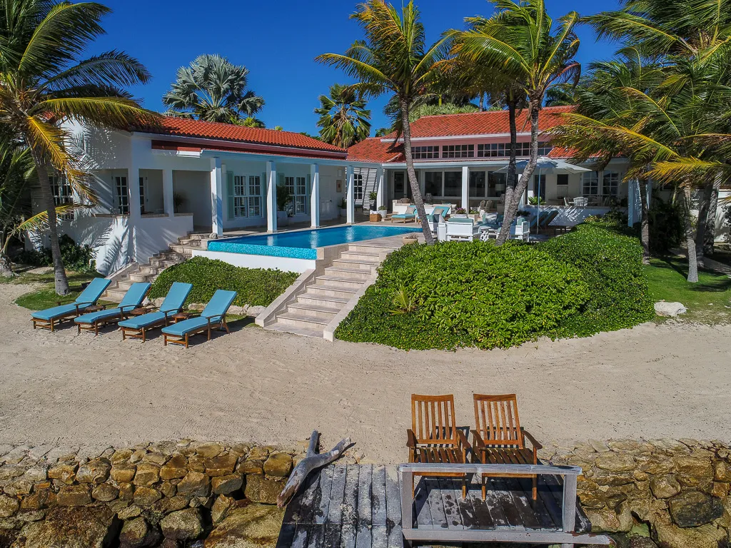Tortuga — Pool terrace and beach