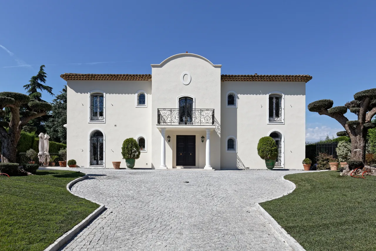Côte d’Azur — Villa façade and entry court