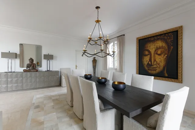 Côte d’Azur — Dining room with gilded Buddha painting