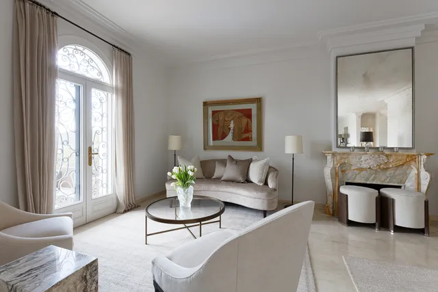 Côte d’Azur — Sitting room in soft neutrals