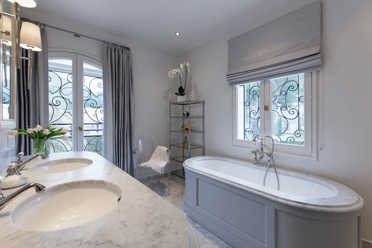 Côte d’Azur — Primary bath