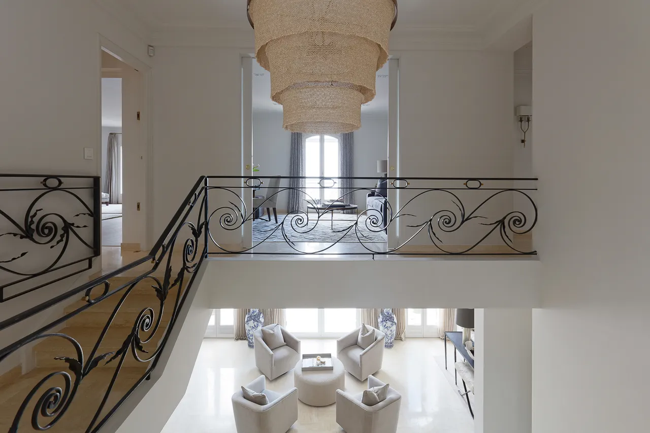 Côte d’Azur — Landing with cascading chandelier