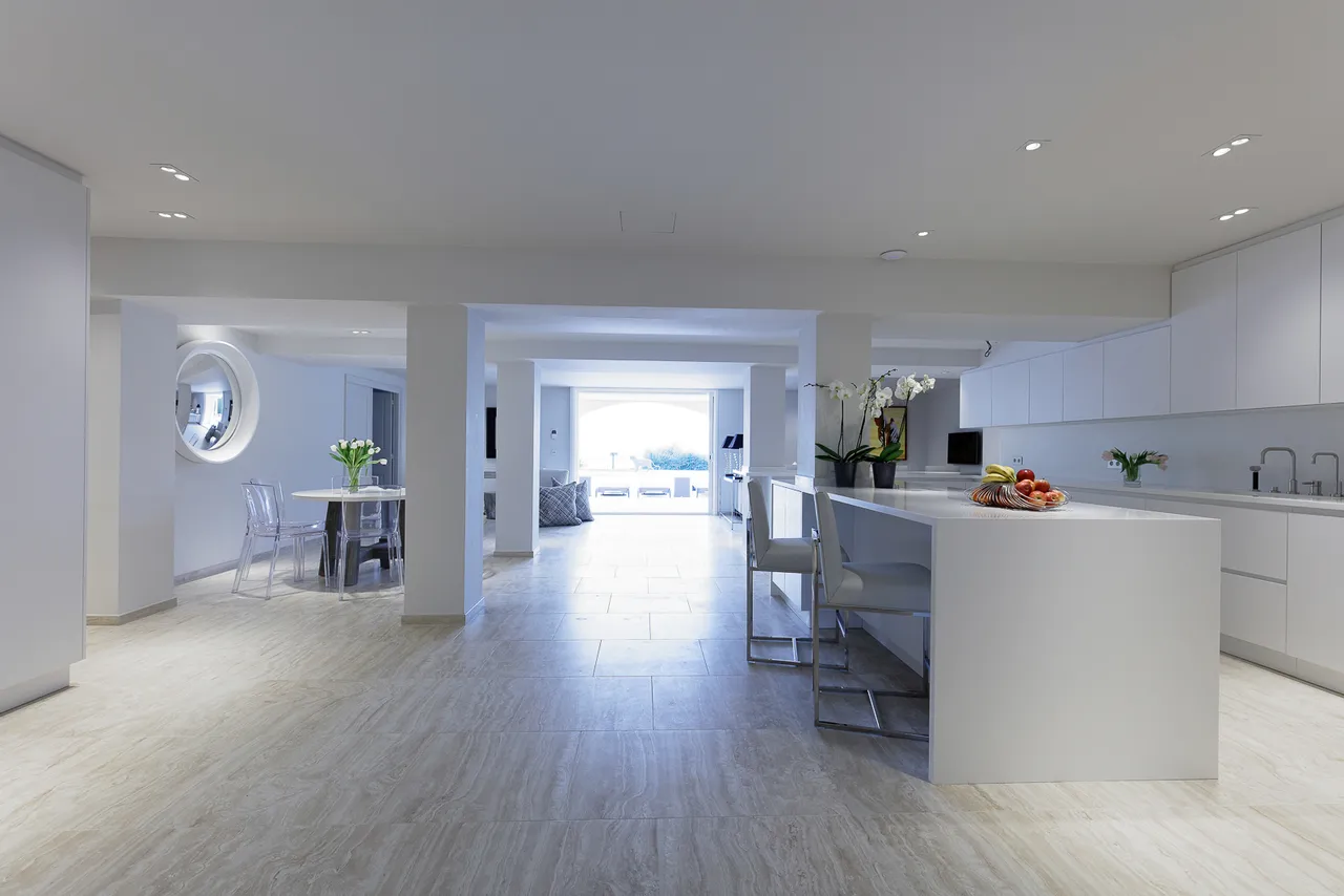 Côte d’Azur — Open kitchen and family room