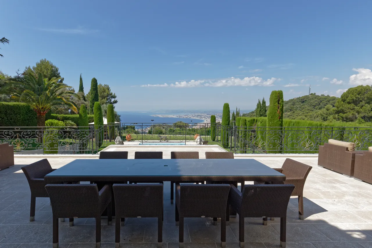 Côte d’Azur — Terrace dining
