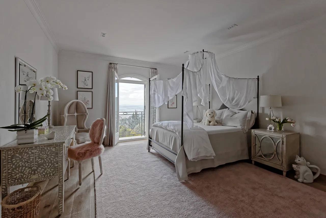 Côte d’Azur — Canopy bedroom