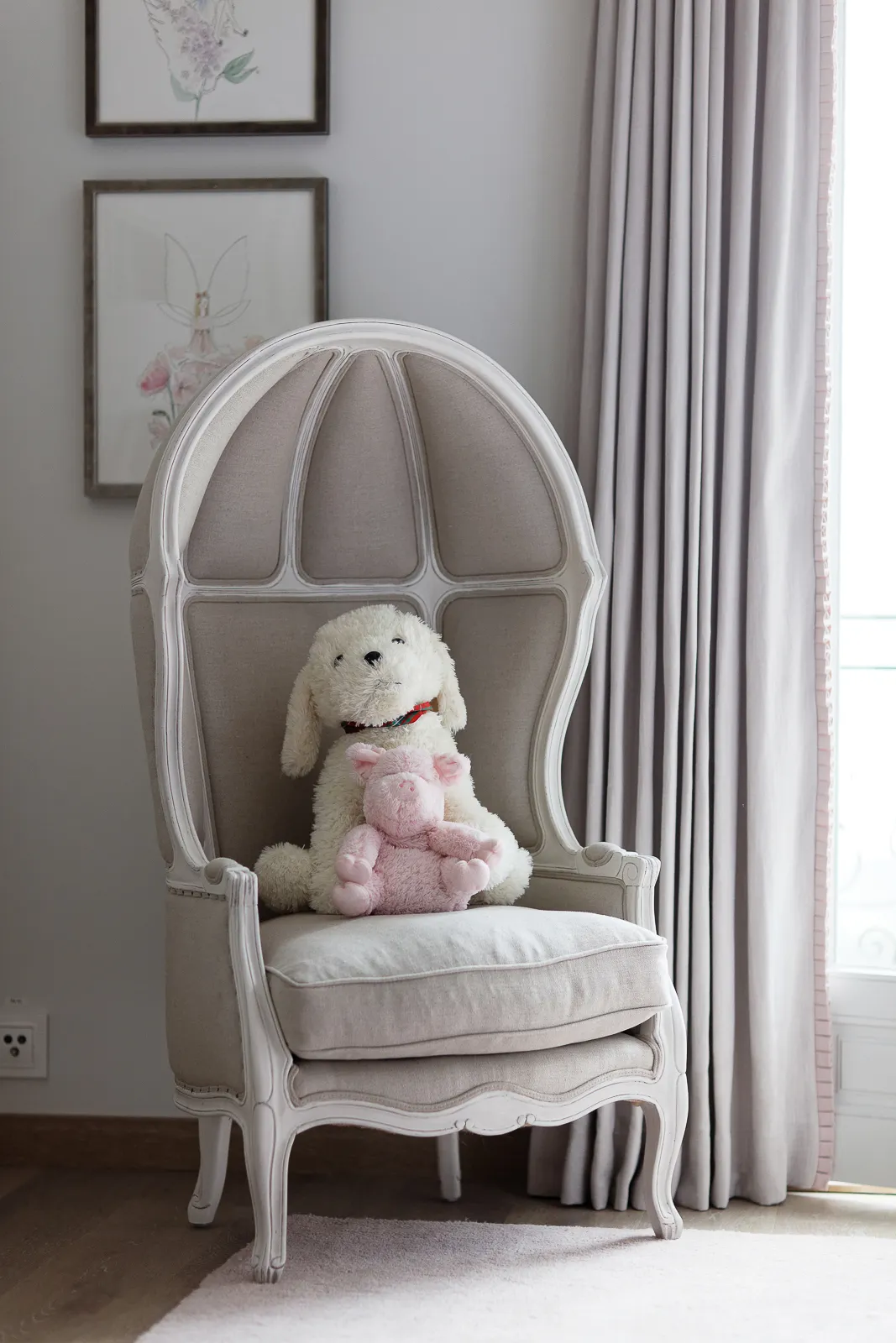 Côte d’Azur — Hooded chair in the children’s room